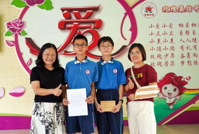 2名小学生发现有人摔倒脱臼主动帮忙 助人为乐不留名