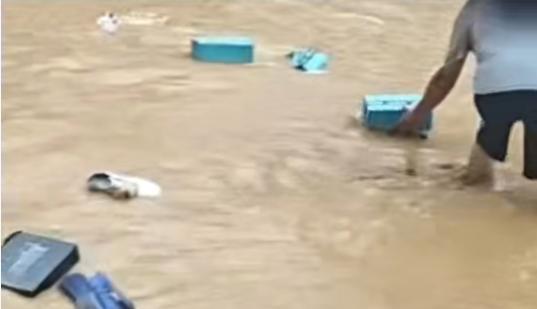 当地回应暴雨后市民在大街上捞鞋 鞋厂损失严重