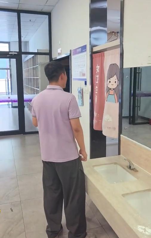 老师回应蹲坑护航岗称爱孩子是第1位 耐心陪伴获全网点赞