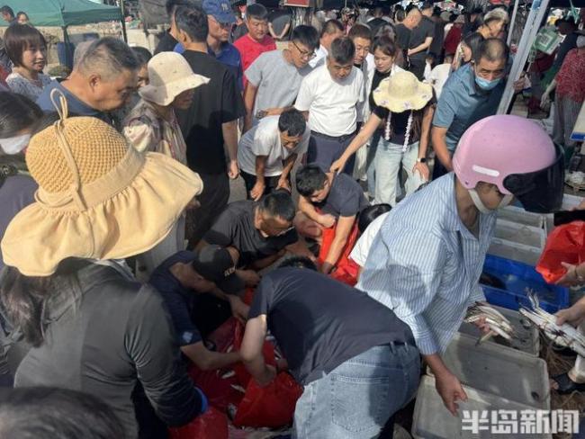开海第二日红岛渔港鲜货持续热销 市民游客抢购热情高涨
