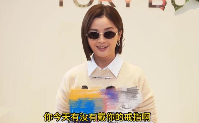 蔡卓妍曝老公求婚过程 搞笑又感动
