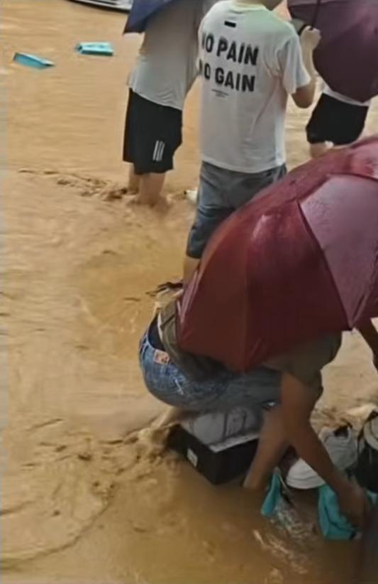 当地回应暴雨后市民在大街上捞鞋 鞋厂损失严重