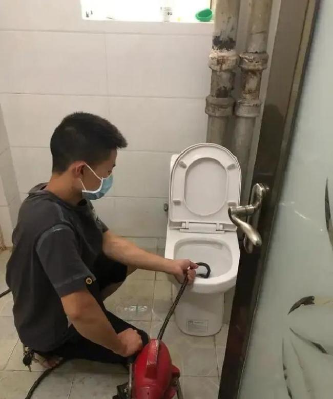 上门通一次厕所收费3000元 维修乱象引关注