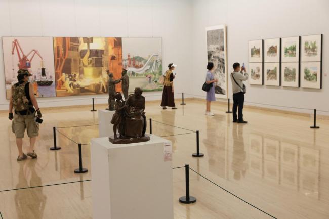 近百件作品定格长征瞬间 艺术再现峥嵘岁月