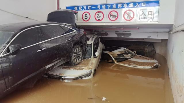小区车库遭暴雨倒灌 上百辆车被泡 业主自救难挡积水侵袭