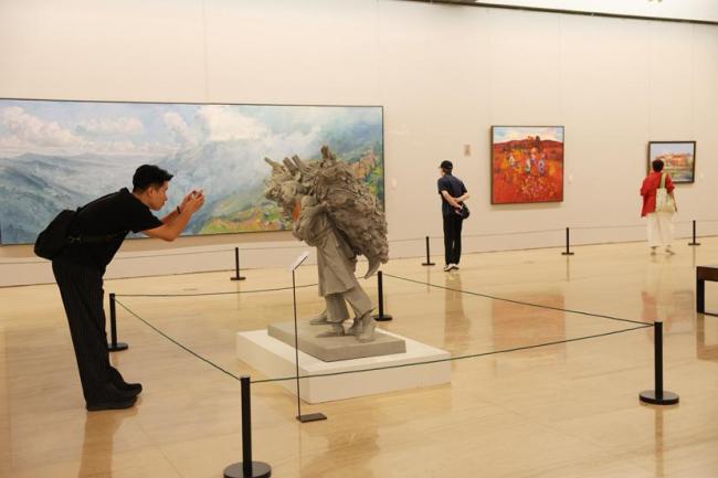 近百件作品定格长征瞬间 艺术再现峥嵘岁月