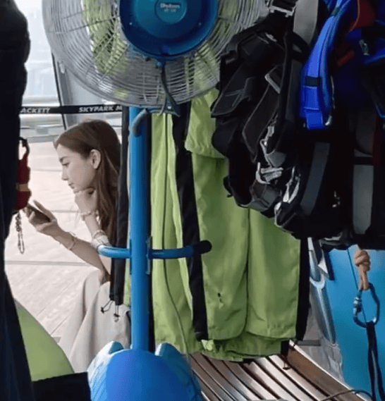 网友偶遇杨颖带小海绵蹦极 画面有爱氛围温馨 