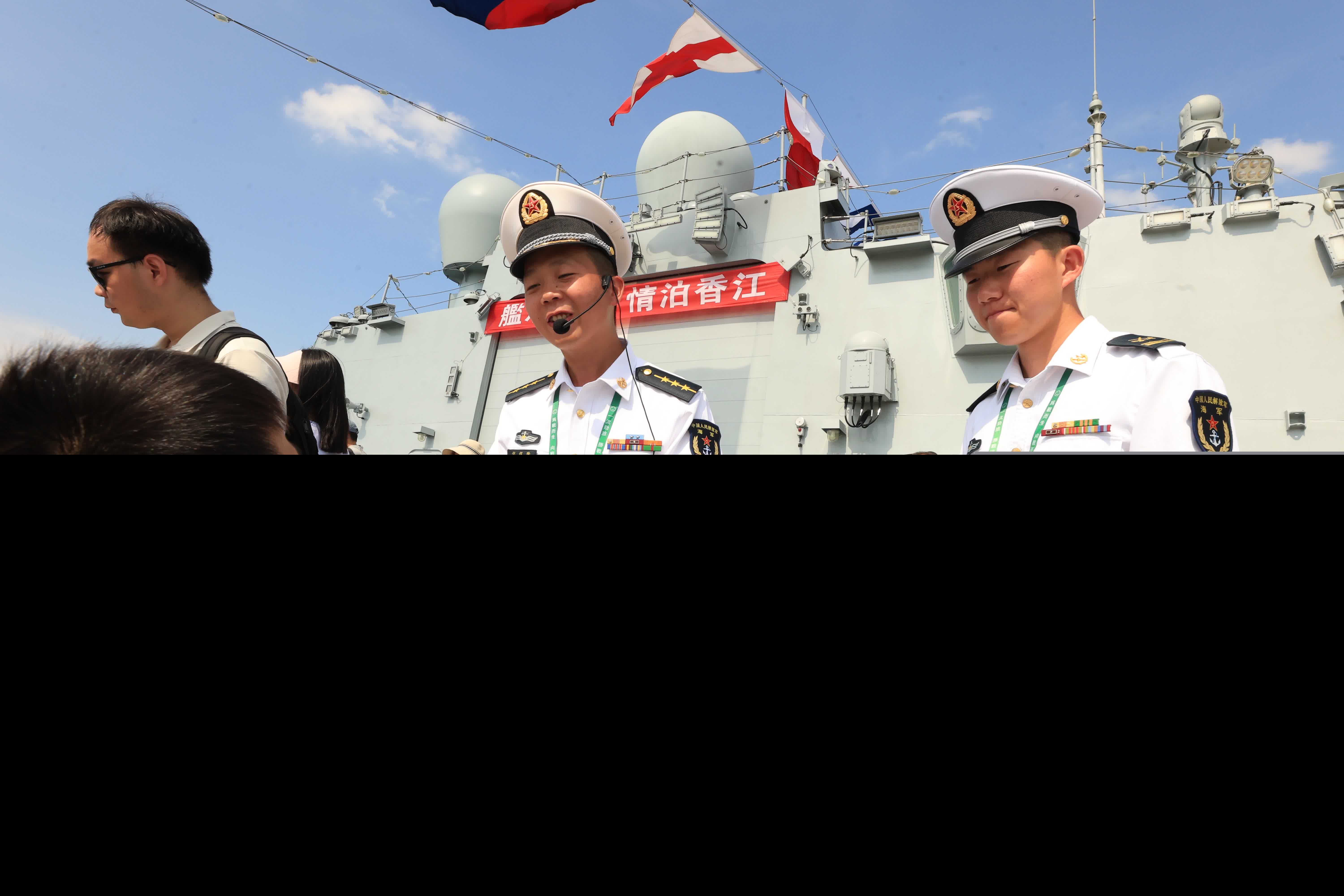 小朋友向海軍官詢問艦艇情況。（香港文匯報記者萬霜靈 攝）