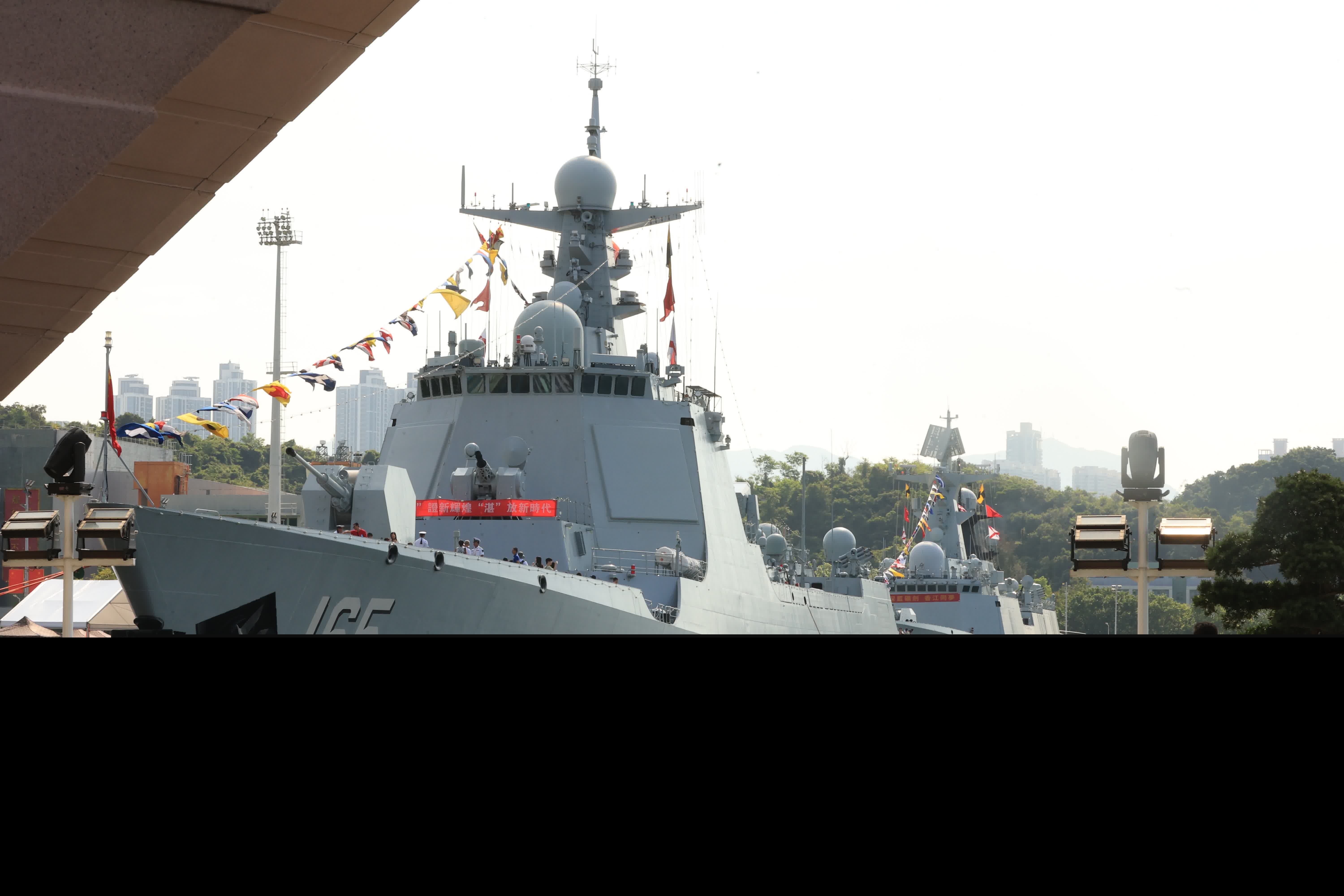 昂船洲軍營內可以一次參觀兩隻艦艇。（香港文匯報記者萬霜靈 攝）