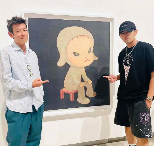 周杰伦陈冠希晒艺术展合照 久违同框依旧默契十足