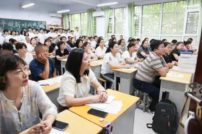 家长每个月工资几乎都花在孩子身上，而孩子竟还是拿不到三好学生