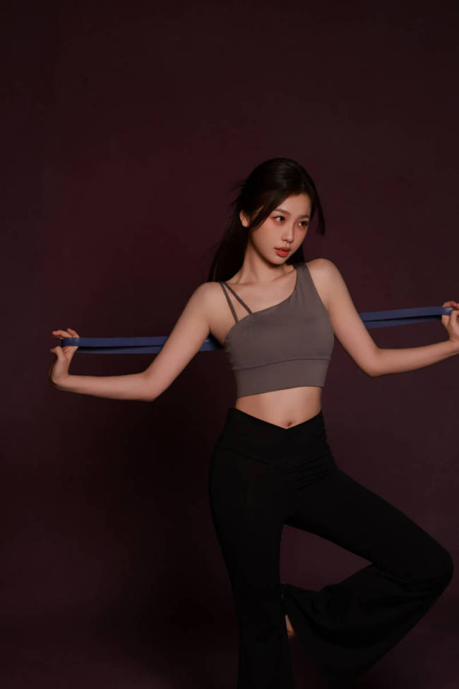 虞书欣身穿瑜伽服曲线优美 运动风氧气少女感十足