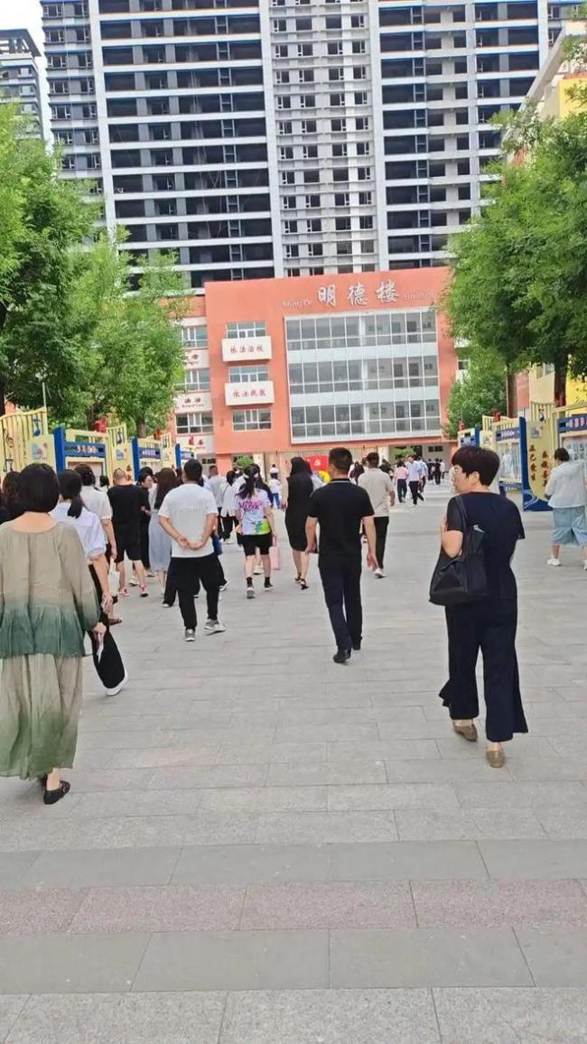 家长每个月工资几乎都花在孩子身上，而孩子竟还是拿不到三好学生