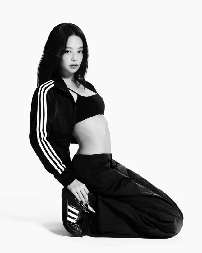 Jennie穿运动装时尚感拉满 小露蛮腰身材曲线优越