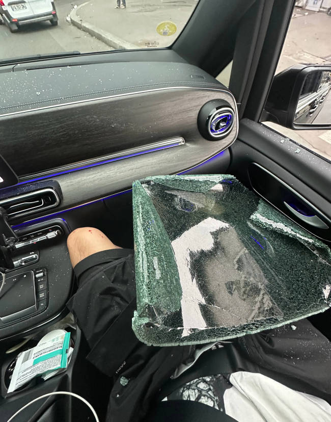 戴燕妮巴黎被破窗抢劫：化妆师包被抢走腿部被划伤