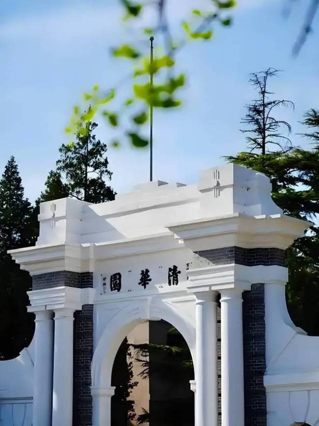 高考放榜，清华北大为争抢生源千方百计，而哈工大竟置身事外