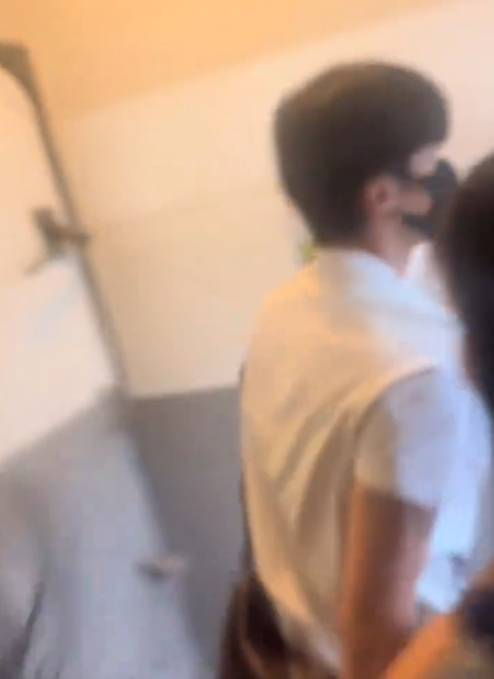 闫桉在私人场合遭私生饭围堵 抢过一人手机并摔毁