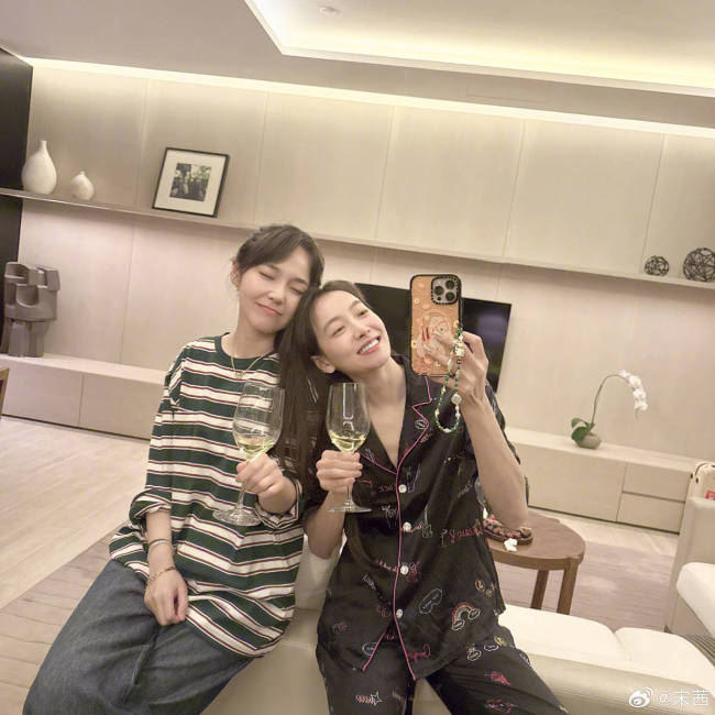 宋茜与张佳宁对镜自拍 俩人嘟嘴卖萌超可爱