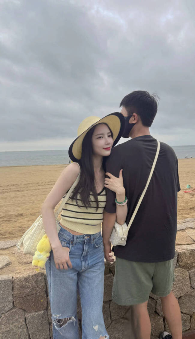 杜淳王灿带女儿去阿那亚过暑假！海边合影好温馨