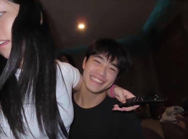 曹格儿子Joe恋爱了！抱着女友甜蜜亲吻大方秀恩爱