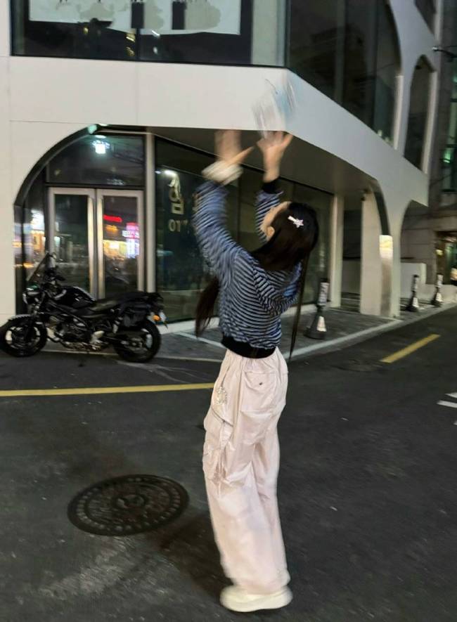 田曦薇晒生活日常超治愈 状态松弛搞怪可爱