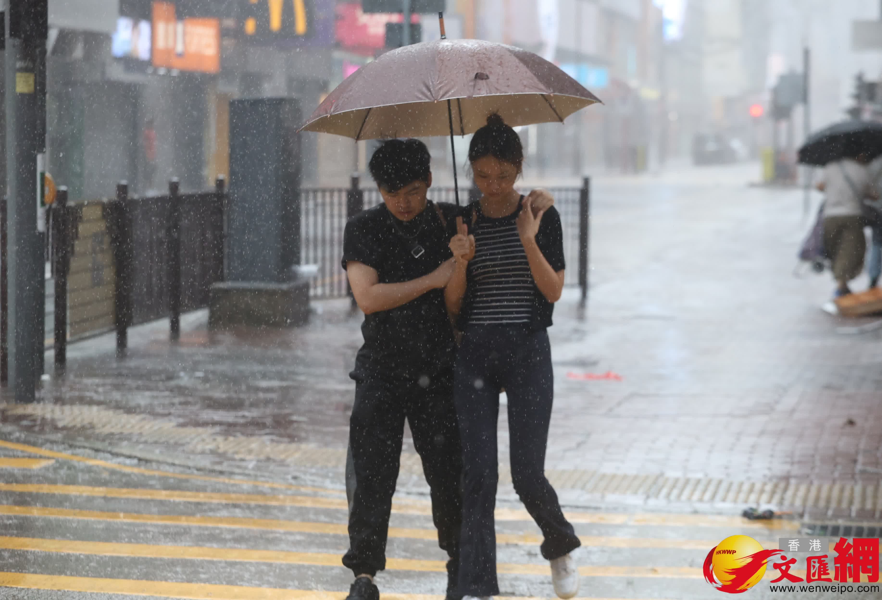 十號風球下的香港市面情況。 (香港文匯報記者郭木又 攝)