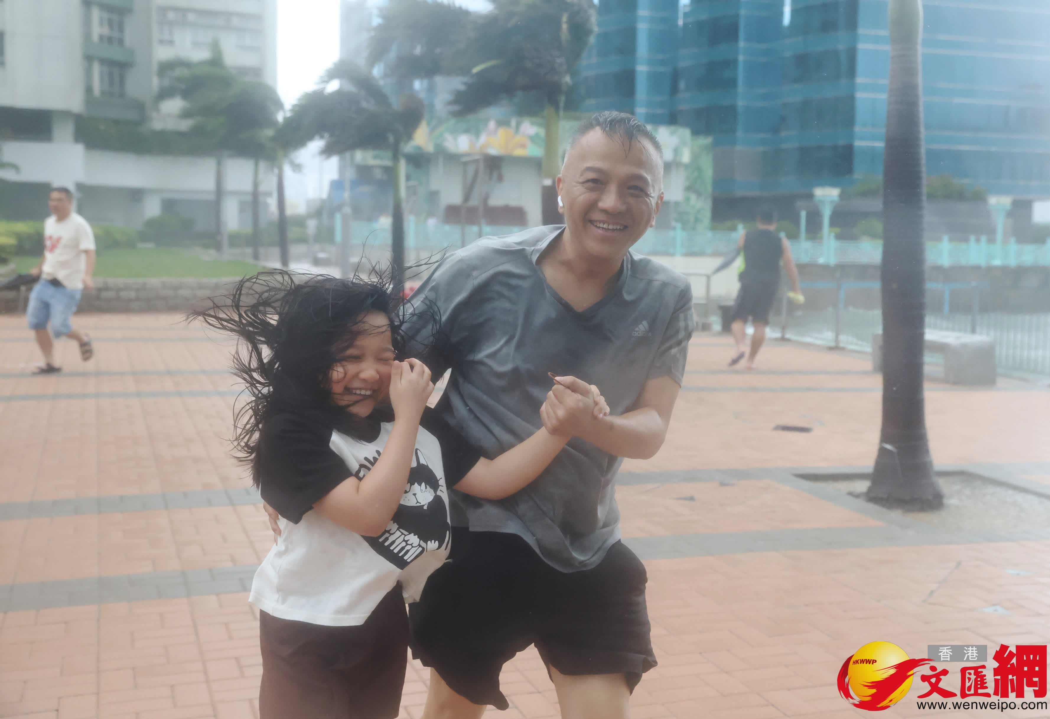 十號風球下的香港市面情況。 (香港文匯報記者郭木又 攝)