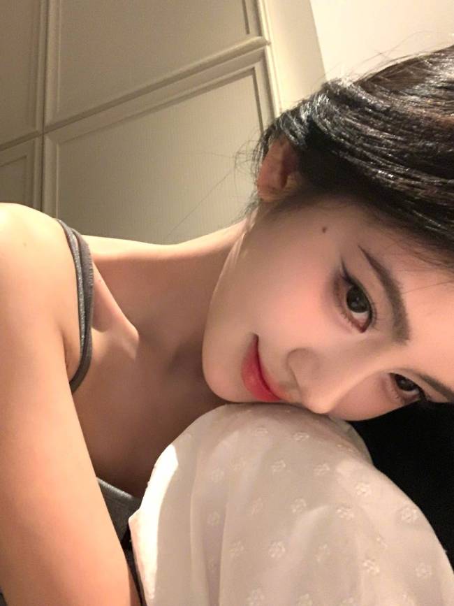鞠婧祎穿吊带身材纤细锁骨吸睛 对镜甜笑又纯又欲