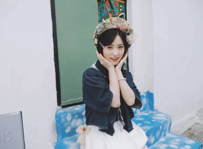 沈月扎双麻花辫温婉明媚 戴花环回眸一笑甜美可人
