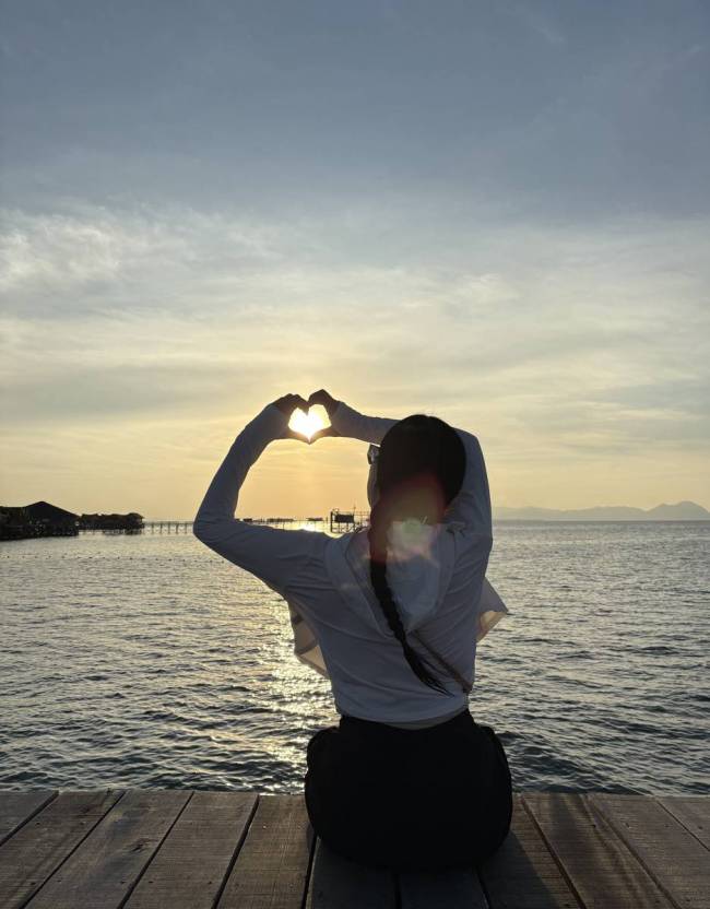 钟丽缇晒出一组海边度假美照 身材超辣状态好