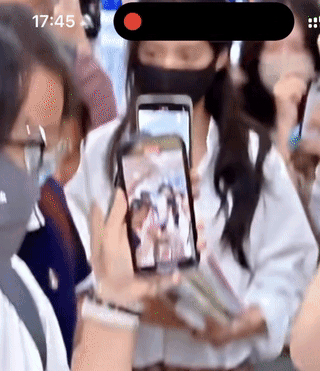 卢昱晓机场遇“咸猪手”？被陌生男子拍打头部