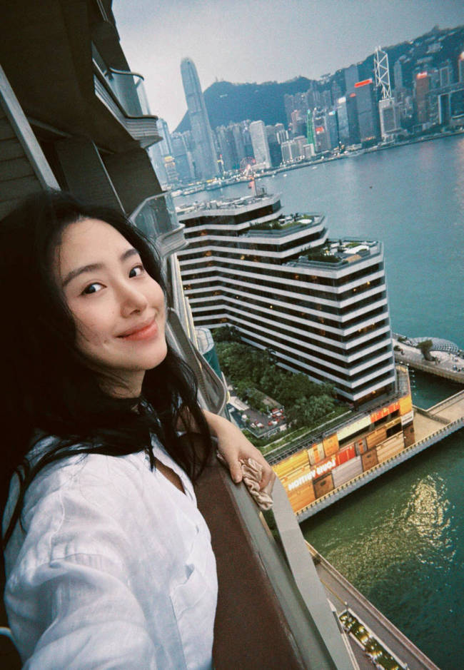 杨采钰晒近照穿衬衫小腹平坦 疑似已生产完