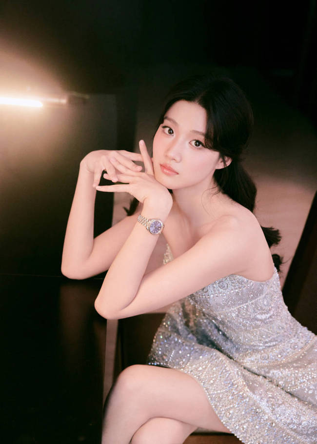 卢昱晓穿银色抹胸短裙 灵动娇俏似公主