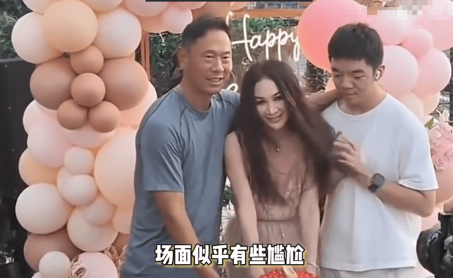 温碧霞想和养子亲密互动靠近亲吻 丈夫黑脸阻止