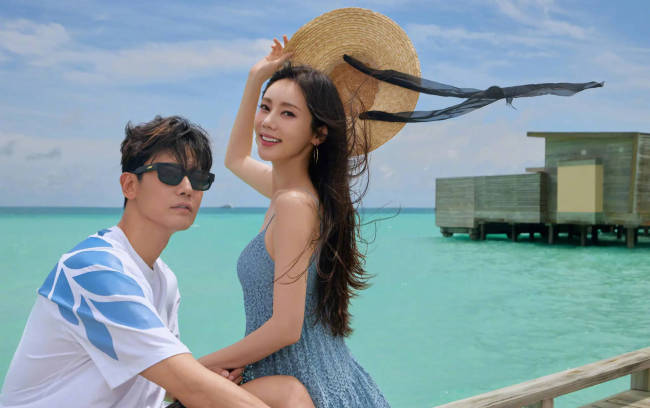 秋瓷炫与老公去马尔代夫看海！夫妻俩合影好浪漫