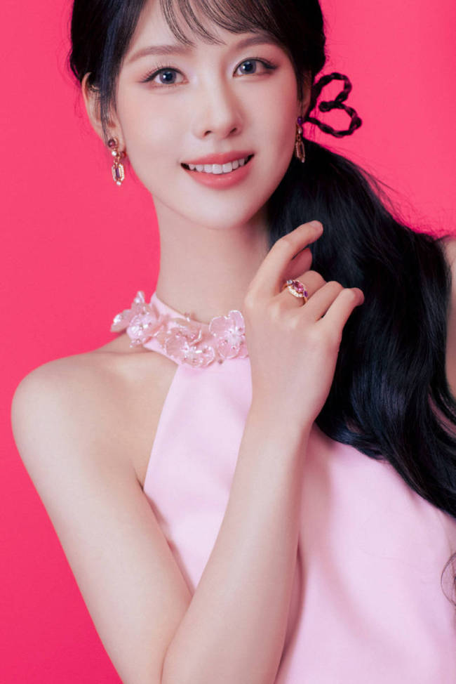 陈都灵粉衣娇嫩可爱 爱心编发活力足少女感拉满