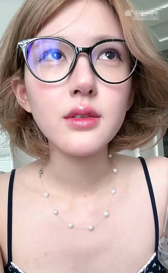赵露思直播被粉丝感动落泪 称因为他们才走到现在
