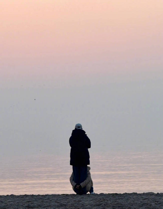 董璇晒与张维伊合照 两人海边依偎看夕阳幸福甜蜜