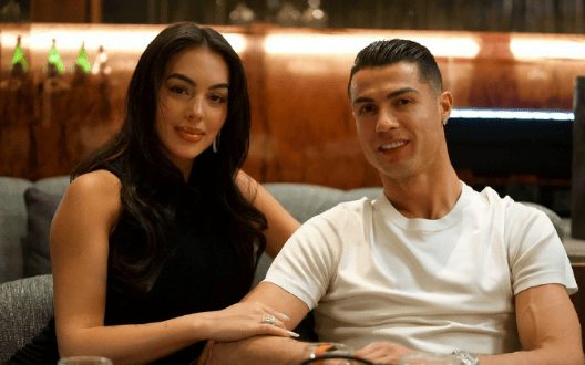 C罗向乔治娜求婚成功!超大订婚钻戒曝光