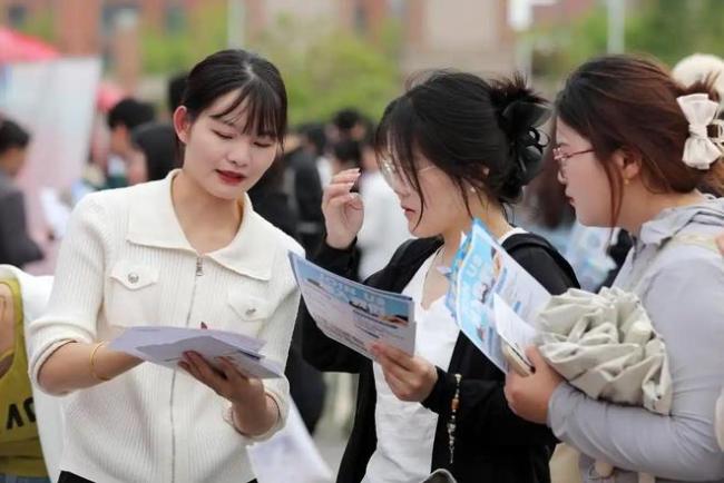 招的不是老师，是面子：中学招聘满眼是名校，师范生被彻底挤下桌