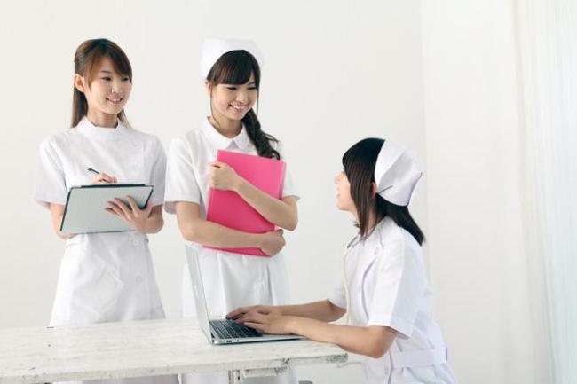 211大学招聘没编制，两个女生找不到工作，护理学本科不好就业？