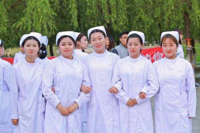 211大学招聘没编制，两个女生找不到工作，护理学本科不好就业？