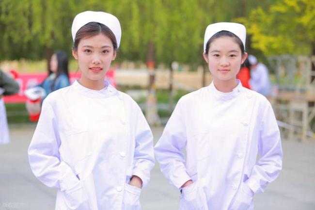 211大学招聘没编制，两个女生找不到工作，护理学本科不好就业？