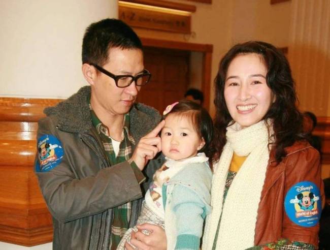 张家辉谈与关咏荷离婚传闻:我觉得不用回应