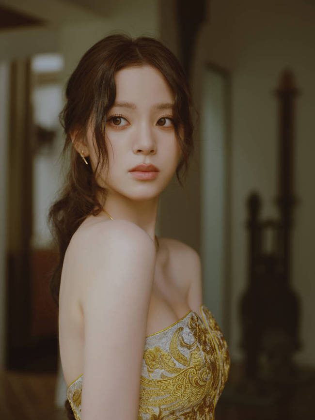欧阳娜娜穿刺绣抹胸裙气质佳 秀曼妙身姿性感吸睛