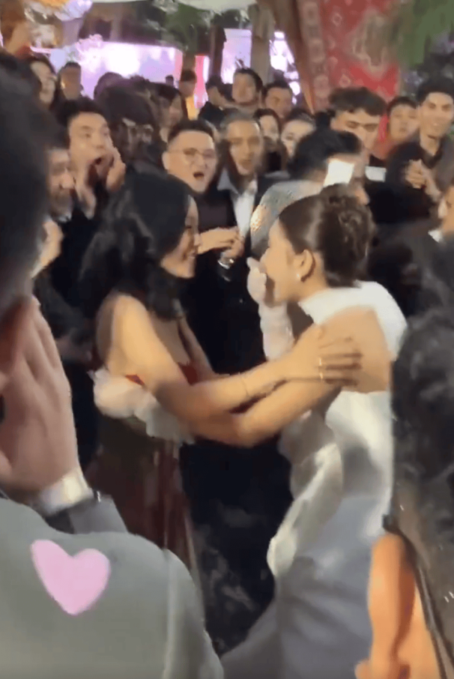 万妮达与黑人男友合照曝光 两人参加好友婚礼