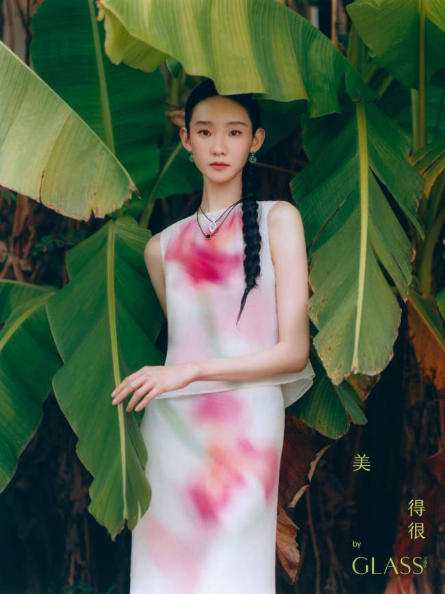 张艺凡麻花辫造型少女感十足 做手工状态认真