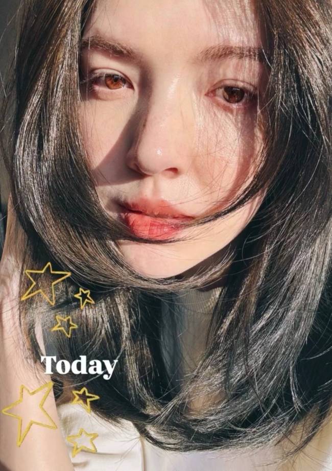 许玮甯产后首晒自拍照!皮肤紧致光滑状态好