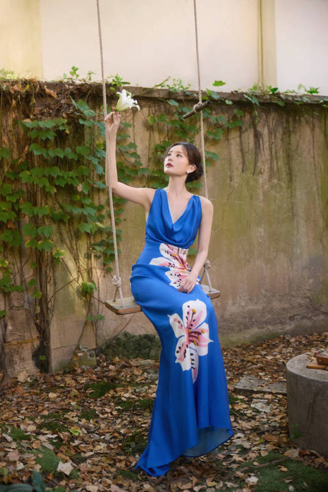 李一桐穿蓝色礼裙笑容明艳 精致妆容衬出优雅浪漫