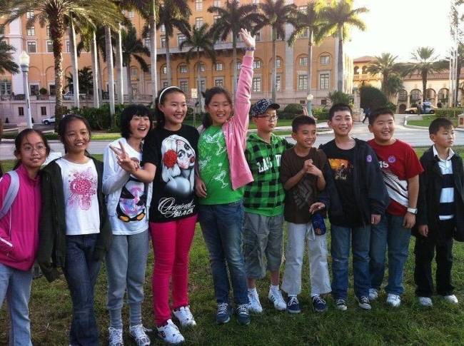 男大十八变!网友晒出与范丞丞小学出游合照
